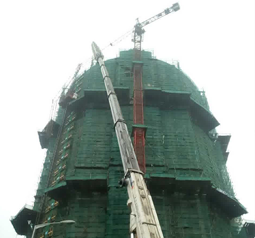 江都吊车在工地上作业